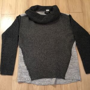 NWT Amy Byer L/S Light and Dark Grey Sweater Sz M